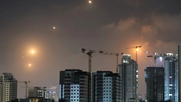 Irán lanzó ataques aéreos de represalia contra Israel, se escucharon explosiones en Jerusalén y Tel Aviv Irán lanzó ataques aéreos de represalia contra Israel, se escucharon explosiones en Jerusalén y Tel Aviv