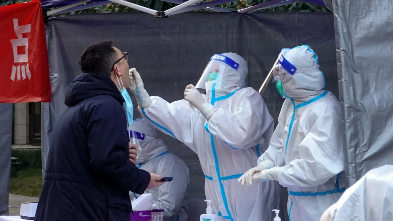 ¿Síntomas de la nueva variante de COVID-19 o resfriado común?: esto ...