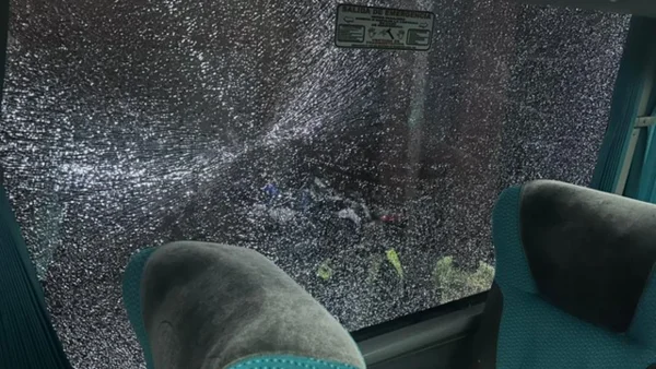 Atención: bus de Millonarios nuevamente fue atacado, esta vez en Medellín