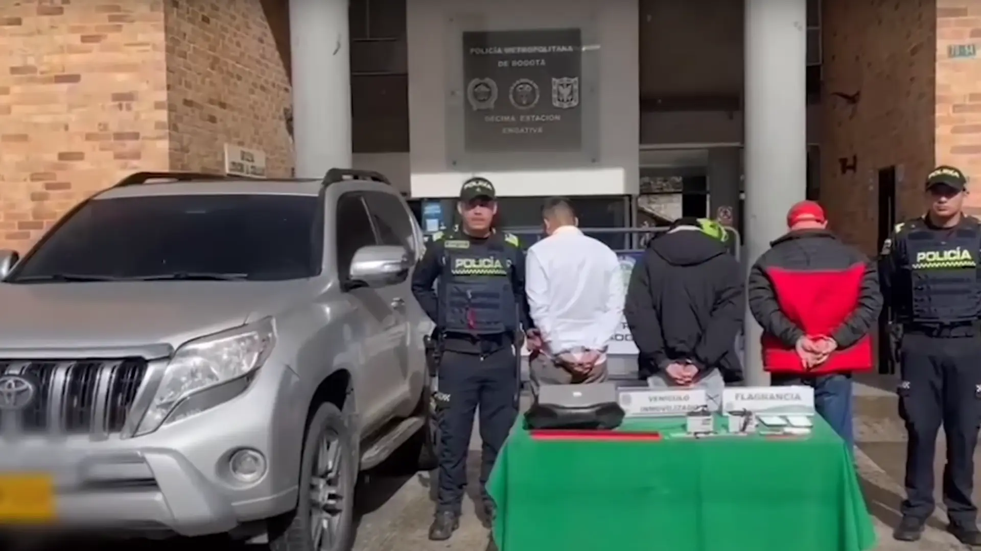 Tres hombres capturados por instalar dispositivos para robar cajeros automáticos en Engativá Tres hombres capturados por instalar dispositivos para robar cajeros automáticos en Engativá