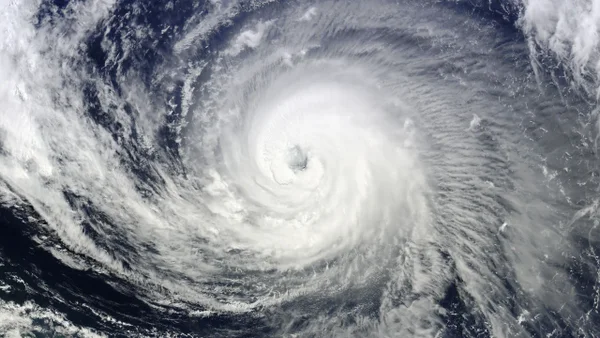Tormenta tropical Erick se convierte en huracán muy cerca de la costa mexicana