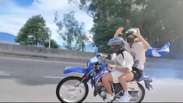 En video: famoso streamer sufrió un aparatoso accidente de tránsito en una moto