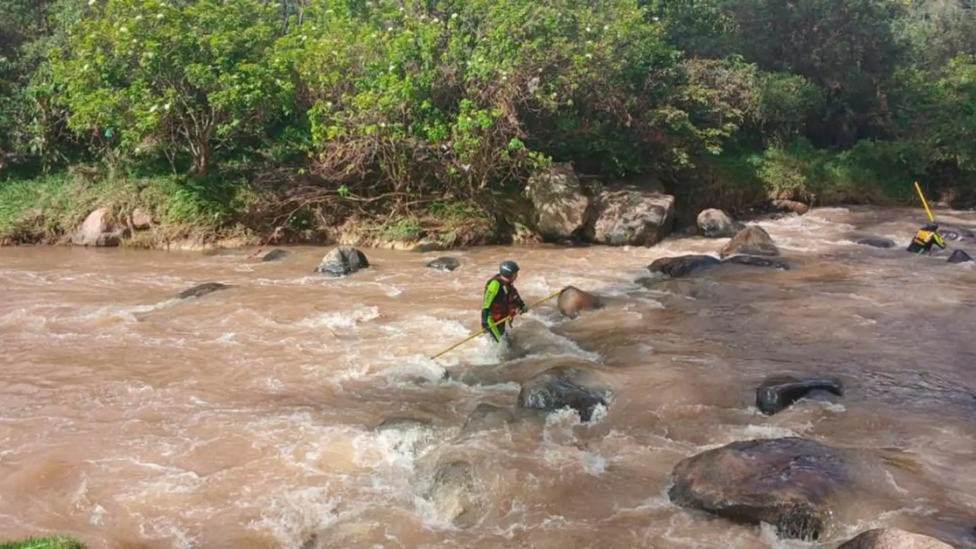Bomberos de Bogotá intensifican búsqueda de niña desaparecida en quebrada de Usme