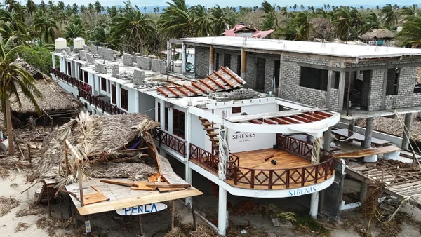 Dos muertos y graves daños dejó el paso del huracán Erick por México