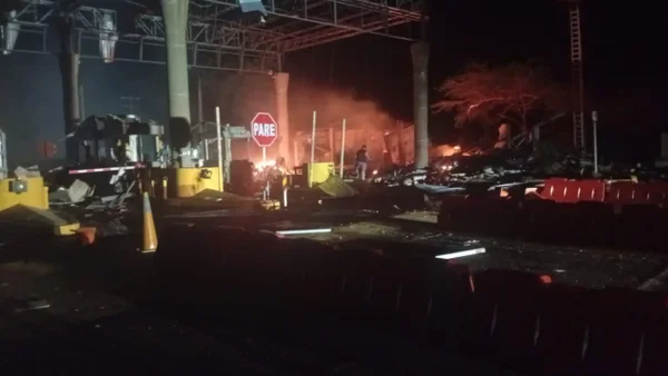 Atentado con explosivos en peaje de La Guajira deja dos personas muertas Atentado con explosivos en peaje de La Guajira deja dos personas muertas