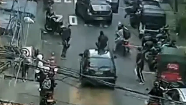 Video | Hombre se abalanzó sobre vehículo en movimiento en medio de una pelea con otro conductor