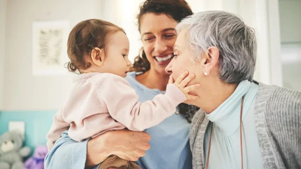 La disminución de nacimientos en Colombia plantea retos económicos y sociales en Colombia