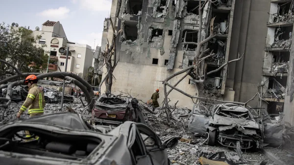 Imágenes | Así se ven incrustados en la tierra fragmentos de los misiles que han caído en Israel