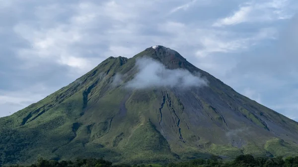 Hallan muerta a ciudadana de Brasil que cayó por barranco de un volcán de Indonesia