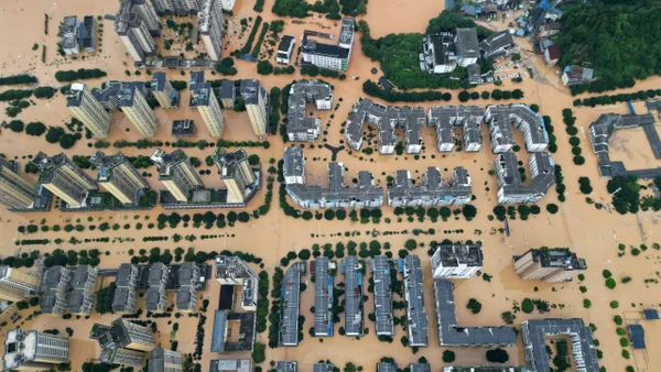 Inundaciones en China dejan más de 80.000 evacuados y colapsan un puente