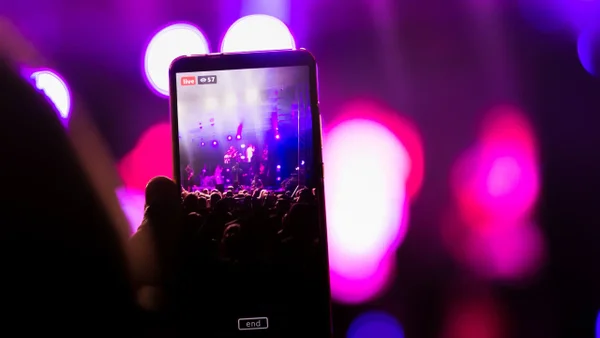 El artista que decomisa celulares en sus conciertos: tome nota porque se presentará en Colombia