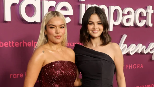 Karol G y Selena Gómez se unen para hacer confesiones inéditas sobre sus vidas