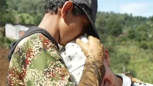 “Busqué la manera de salir. Él es lo único que atesoro": madre que salvó a su hijo tras avalancha en Antioquia