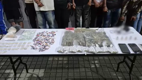 Adulta mayor y su hija encabezaban una banda que instrumentalizó menores para vender droga Adulta mayor y su hija encabezaban una banda que instrumentalizó menores para vender droga