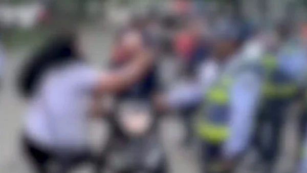 Video reveló brutal ataque contra agentes de tránsito en Jamundí tras intentar inmovilizar una moto Video reveló brutal ataque contra agentes de tránsito en Jamundí tras intentar inmovilizar una moto