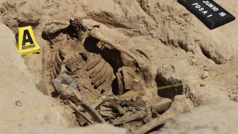 Hallan restos de 34 personas en fosa oculta debajo de una obra en construcción en México