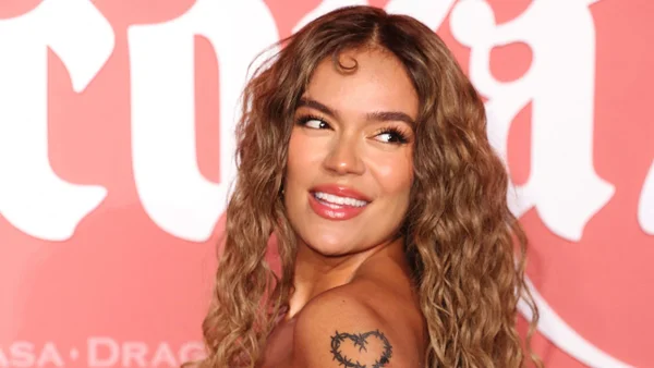 ¡Sorprendente! Karol G deslumbra al cantar en el show de Jimmy Fallon