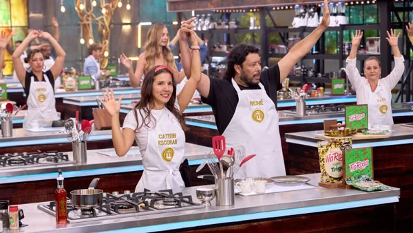 Dos pines de inmunidad y un delantal negro en MasterChef Celebrity Colombia 2025 Dos pines de inmunidad y un delantal negro en MasterChef Celebrity Colombia 2025
