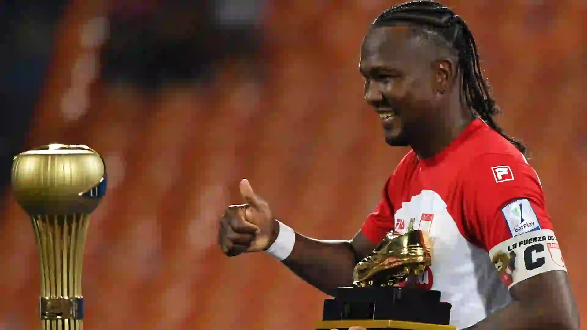 rodallega-viajando-con-copa-campeon Rodallega llegó al aeropuerto de Medellín con la copa en mano