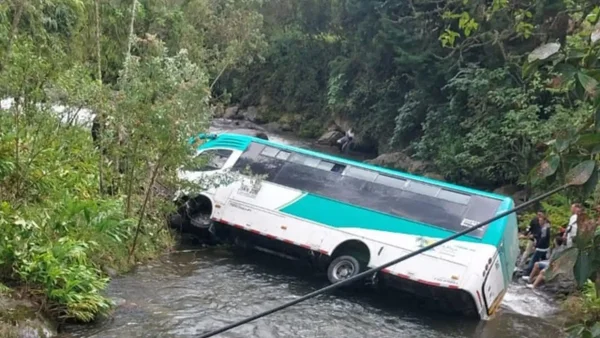 Bus de turismo perdió el control y cayó al río Quindío con más de 30 pasajeros a bordo Bus de turismo perdió el control y cayó al río Quindío con más de 30 pasajeros a bordo