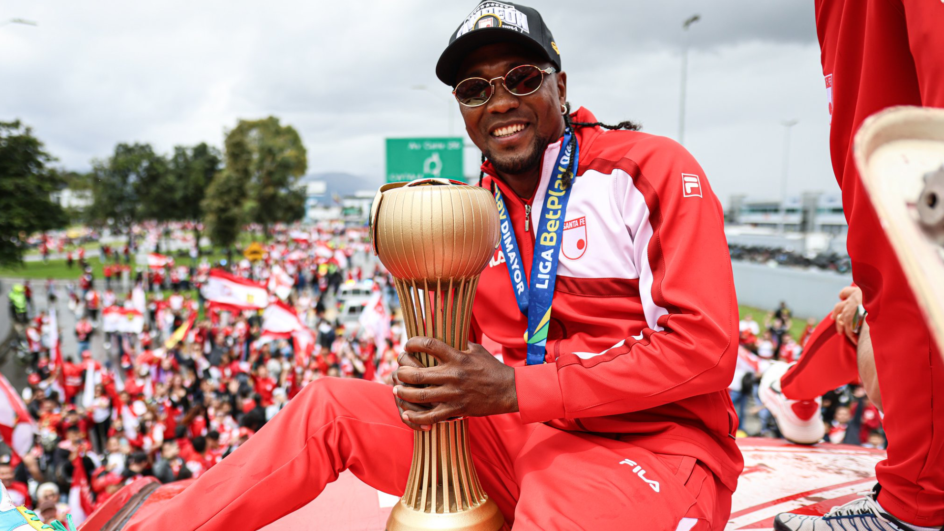 Santa Fe aterrizó en Bogotá y fue recibido en una caravana