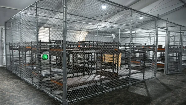 VIDEO | Así es el nuevo centro de detención de migrantes en Florida: lo rodean caimanes y serpientes VIDEO | Así es el nuevo centro de detención de migrantes en Florida: lo rodean caimanes y serpientes