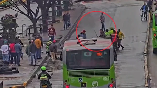 VIDEO | Riña con machetes en plena calle de Bogotá quedó grabada por cámaras de seguridad