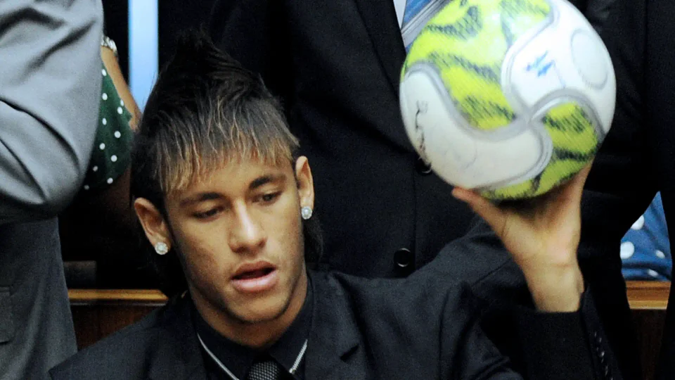 Robo a balón firmado por Neymar