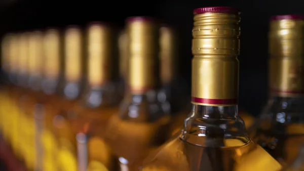 Botellas y tapas que iban a ser utilizadas en licor adulterado fueron destruidas en Kennedy