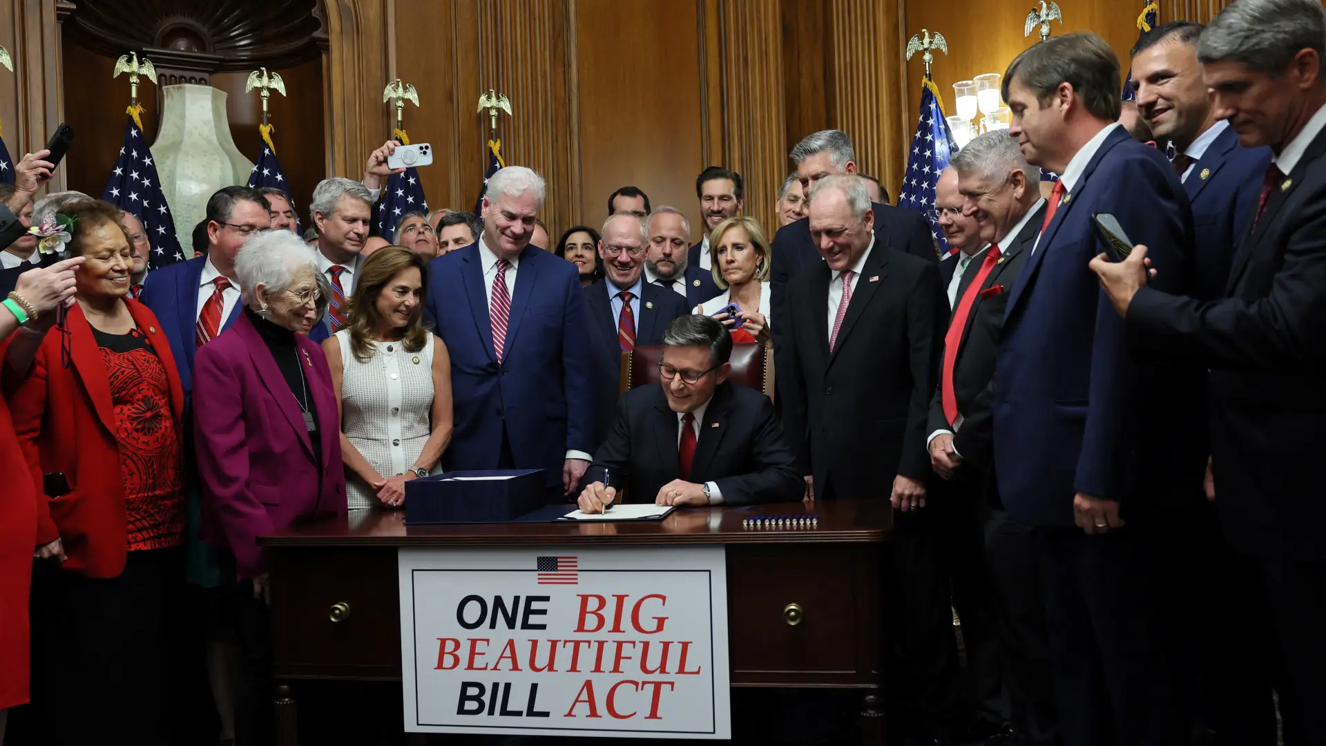 Trump logra aprobación de polémico presupuesto en el Congreso incluye deportaciones y recortes sociales Trump logra aprobación de polémico presupuesto en el Congreso: incluye deportaciones y recortes sociales