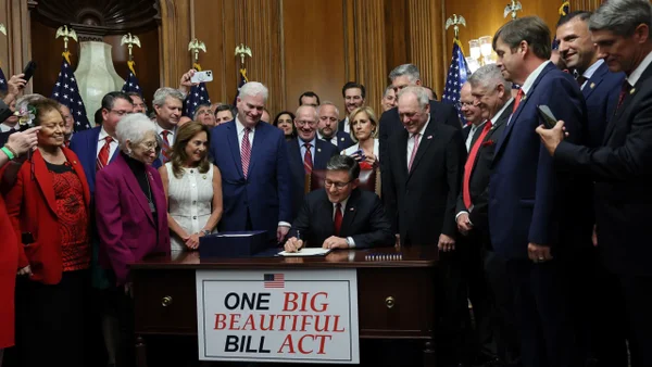 Trump logra aprobación de polémico presupuesto en el Congreso: incluye deportaciones y recortes sociales