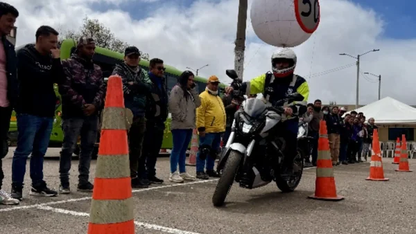Más de 400 motociclistas se han capacitado por la Secretaría de Movilidad en Bogotá Más de 400 motociclistas se han capacitado por la Secretaría de Movilidad en Bogotá
