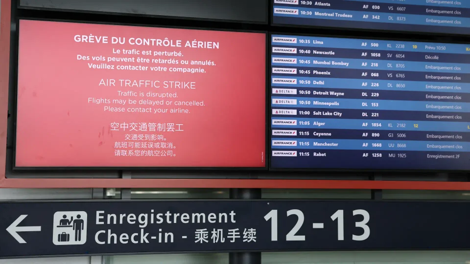 Huelga de controladores aéreos en Francia deja más de mil vuelos cancelados en inicio de vacaciones