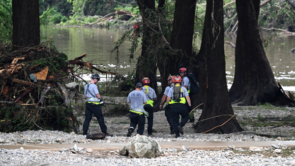 Intensa búsqueda de niñas desaparecidas en Texas, EE. UU. por inundaciones