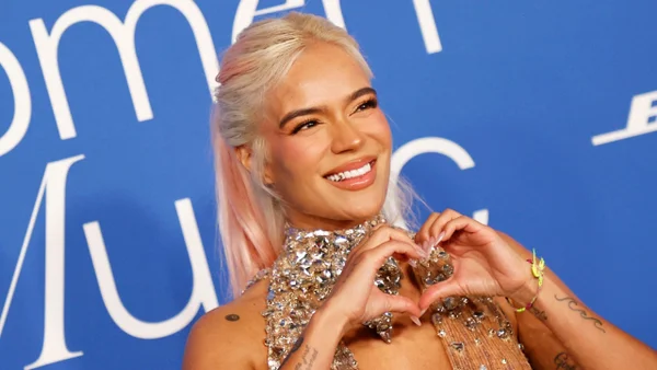 Karol G deslumbra con su vestuario de Schiaparelli en el ‘París Fashion Week’