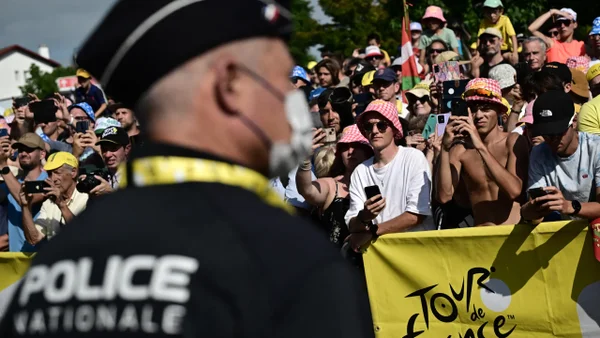 Momentos de terror en el Tour de Francia: hombre apuñaló a policía en pleno desarrollo de etapa Momentos de terror en el Tour de Francia: hombre apuñaló a policía en pleno desarrollo de etapa