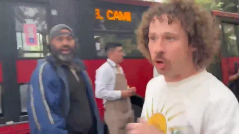 Video Luisito Comunica atacado en marcha antigentrificación México.