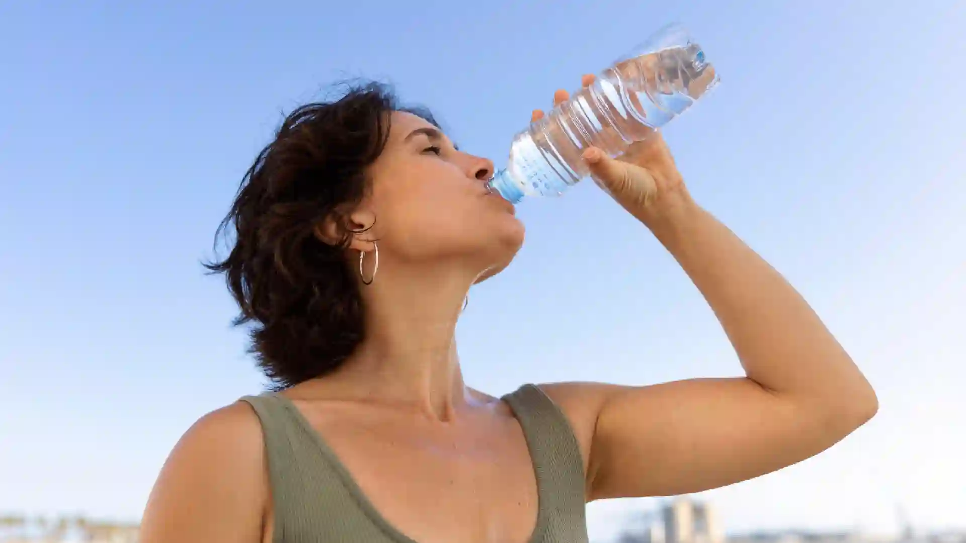 La verdad sobre beber agua fría tras exponerse al calor intenso