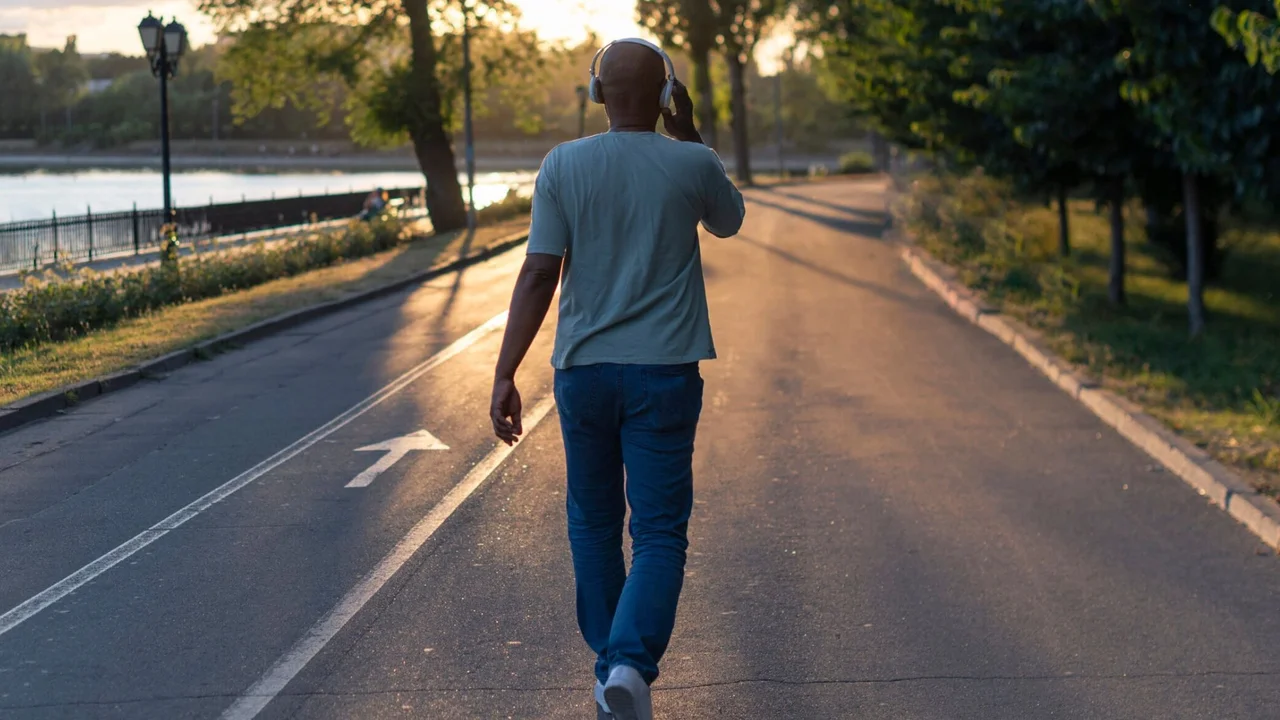 Caminar 7.000 pasos al día podría ser suficiente: estudio cuestiona la meta de los 10.000 pasos