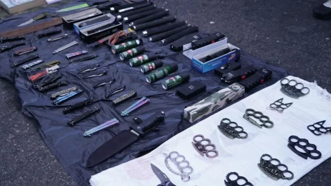 Incautan armas blancas y prendas militares en operativo en la Carrera Séptima
