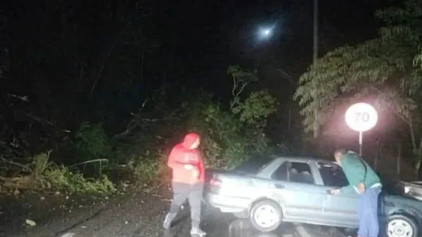 Cerrada la vía al Llano: seis derrumbes bloquean el paso y Quetame quedó incomunicado