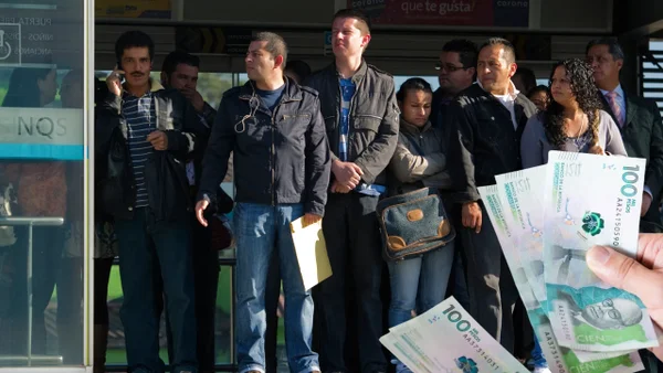 Ciudadanos se enfrentarán dura multa por empujar en TransMilenio: monto supera el millón de pesos