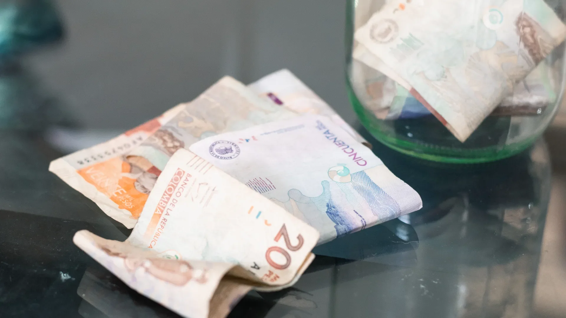 dinero colombiano billetes de 20 mil y 50 mil