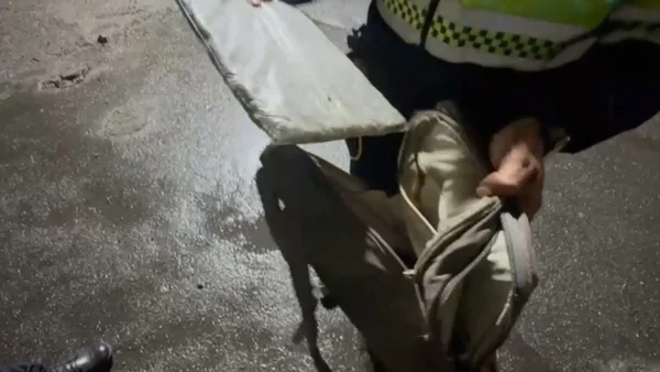 Una maleta delató a tres expendedores de droga en un parque de Bogotá: así los descubrieron