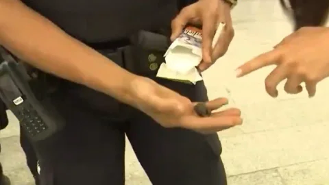 La atraparon EN VIVO con droga