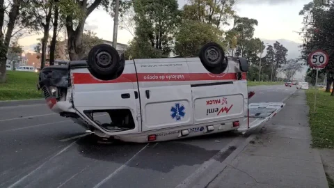 Violento choque de ambulancia y vehículo particular colapsó la Av. de Las Américas en Bogotá