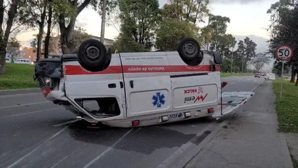 Violento choque de ambulancia y vehículo particular colapsó la Av. de Las Américas en Bogotá Violento choque de ambulancia y vehículo particular colapsó la Av. de Las Américas en Bogotá