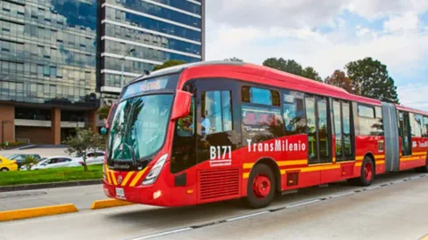 ¿De cuánto es la multa por comer en TransMilenio?