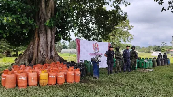 Ejército frustró atentado terrorista en Tumaco con el decomiso de 117 cilindros explosivos Ejército frustró atentado terrorista en Tumaco con el decomiso de 117 cilindros explosivos