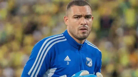 Álvaro Montero disfruta con Vélez en Argentina y Millonarios en silencio